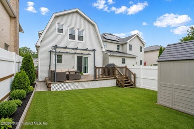 Welcome to this charming and sun-filled fully detached Colonial - photo 3