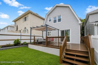 Welcome to this charming and sun-filled fully detached Colonial - photo 4