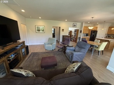 Beautifully maintained *Rogue* floor plan offering 1,765 sq. ft - photo 10