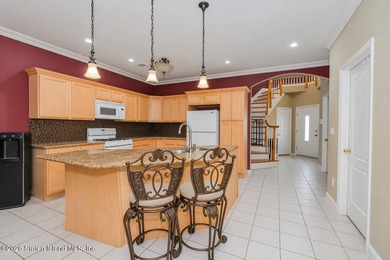 Welcome to one of the most luxurious communities on Staten - photo 5