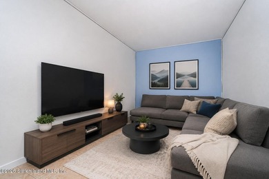 Welcome to 102 Cebra Avenue! This spacious 2-3 bedroom - photo 6