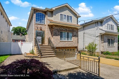 Welcome to 6 Clinton Court! This impressive single family Side - photo 2