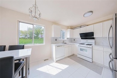 Welcome to 30 Tone Lane, Staten island, NY 10305! Move right - photo 3