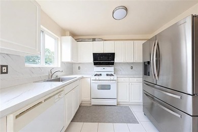 Welcome to 30 Tone Lane, Staten island, NY 10305! Move right - photo 4