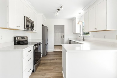 Charming coastal cottage just a few blocks from the sugar-white - photo 6