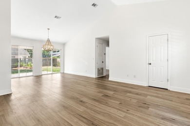 Charming coastal cottage just a few blocks from the sugar-white - photo 9