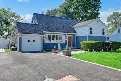 GREAT CURB APPEAL , PROPERTY AND LAYOUT ! UPDATED SIDING, ROOF - photo 3