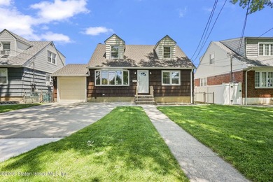 Extremely well-maintained 2-family Cape in the heart of Dongan - photo 2