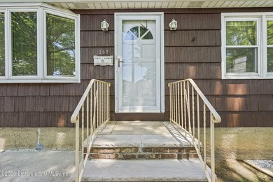 Extremely well-maintained 2-family Cape in the heart of Dongan - photo 3