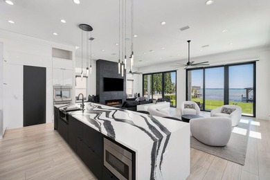 Perfectly positioned on the bay and masterfully constructed by - photo 7