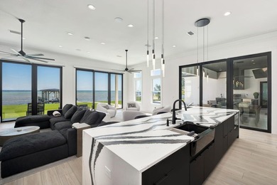 Perfectly positioned on the bay and masterfully constructed by - photo 8