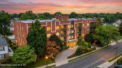 Welcome to 41 Wellington Court. This beautifully updated - photo 1