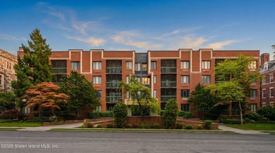 Welcome to 41 Wellington Court. This beautifully updated - photo 2