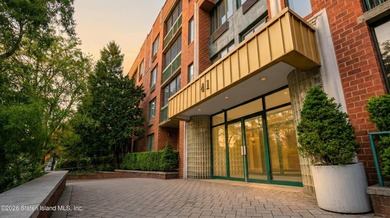 Welcome to 41 Wellington Court. This beautifully updated - photo 3