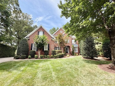 Perfectly positioned on a large, private, beautifully landscaped - photo 1