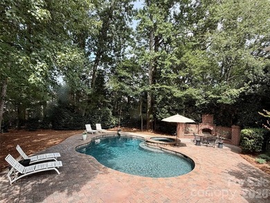 Perfectly positioned on a large, private, beautifully landscaped - photo 2