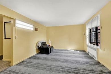 Welcome to one of the most desirable co-op buildings bordering - photo 4