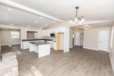 Welcome to 828 Terrace View Drive in Apple Valley. This - photo 13