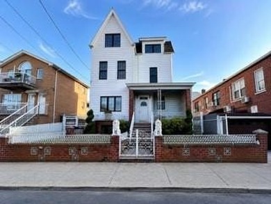 Exceptional opportunity to own a fully detached three-family - photo 1