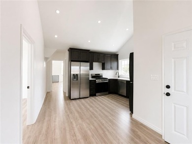 Exceptional opportunity to own a fully detached three-family - photo 4