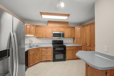 Enjoy easy, single-level living in this beautifully maintained - photo 3
