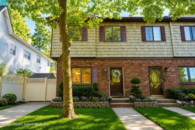 Beautifully maintained extra-large semi-attached home located in - photo 1