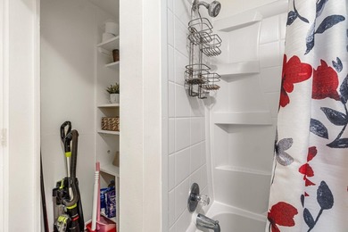 Sparkling clean 3 bedroom 2 bath, home in town. City sewer and - photo 14