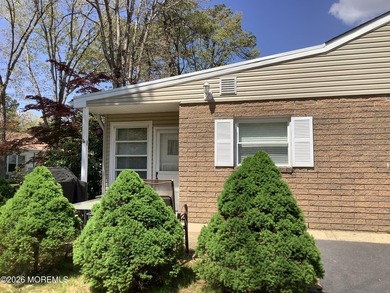 Welcome to Cedar Glen Homes. Enter into an enclosed front room - photo 1