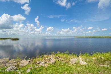 Very unique home with waterfront on 3 sides. Price reduced 400k - photo 21