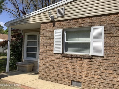 Welcome to Cedar Glen Homes. Enter into an enclosed front room - photo 2