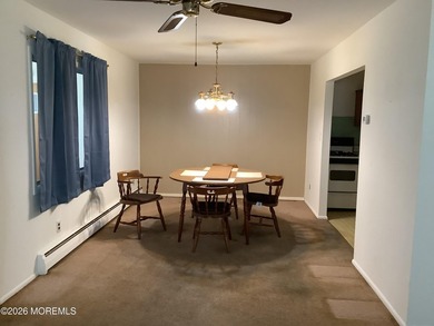 Welcome to Cedar Glen Homes. Enter into an enclosed front room - photo 7