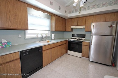 Excellent opportunity to own a 2-family semi-attached home in a - photo 9