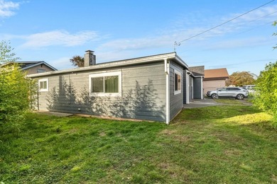 Sparkling clean 3 bedroom 2 bath, home in town. City sewer and - photo 31