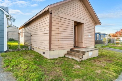 Sparkling clean 3 bedroom 2 bath, home in town. City sewer and - photo 32