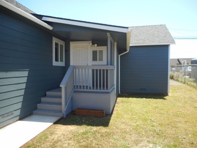 Sparkling clean 3 bedroom 2 bath, home in town. City sewer and - photo 33