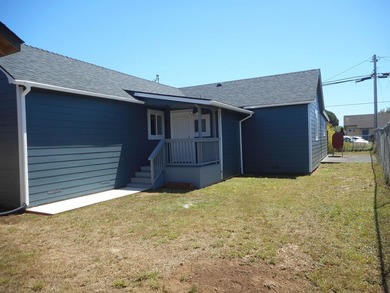 Sparkling clean 3 bedroom 2 bath, home in town. City sewer and - photo 34