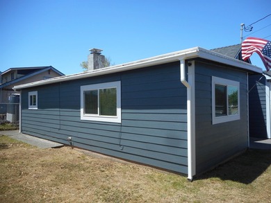 Sparkling clean 3 bedroom 2 bath, home in town. City sewer and - photo 37