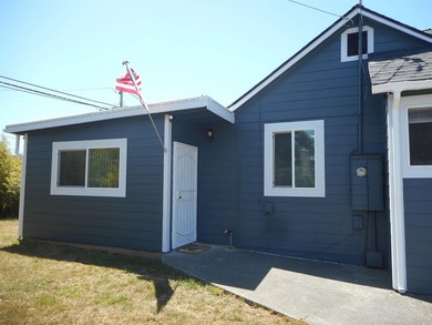 Sparkling clean 3 bedroom 2 bath, home in town. City sewer and - photo 38