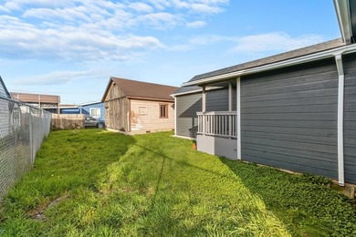 Sparkling clean 3 bedroom 2 bath, home in town. City sewer and - photo 40