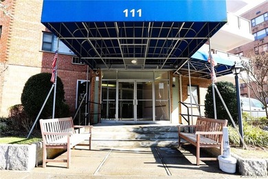 Pet-Friendly Corner Unit with Indoor Garage Parking - Just a - photo 17