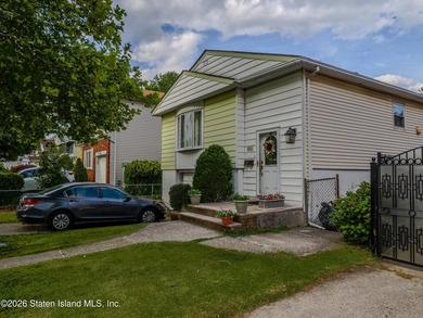 Welcome to Westerleigh! This charming 3-bedroom, 1-bath home - photo 1