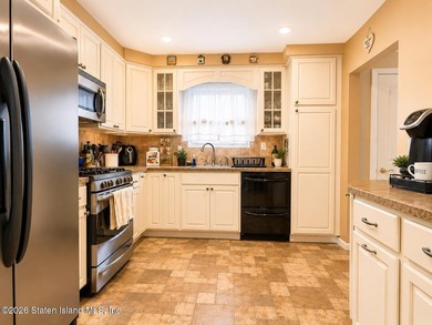 Welcome to Westerleigh! This charming 3-bedroom, 1-bath home - photo 3