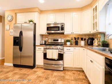 Welcome to Westerleigh! This charming 3-bedroom, 1-bath home - photo 4
