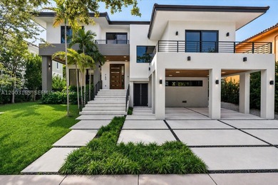 This 5 bed, 5.5 bath residence, new construction and never lived - photo 1