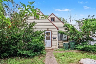 Opportunity awaits with this 2-bedroom, 1-bath home in Round - photo 1