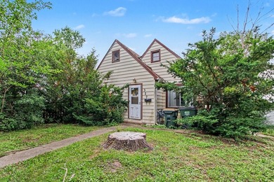Opportunity awaits with this 2-bedroom, 1-bath home in Round - photo 2