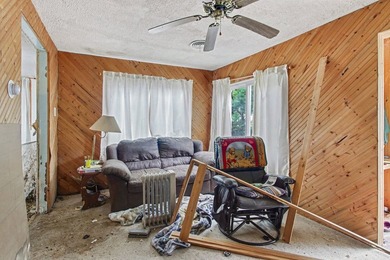Opportunity awaits with this 2-bedroom, 1-bath home in Round - photo 3