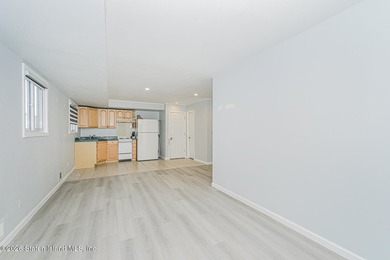 This beautifully updated 20' extra-wide semi offers a - photo 5