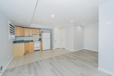 This beautifully updated 20' extra-wide semi offers a - photo 9