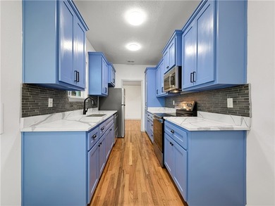 Charming, beautifully remodeled 2-bedroom, 1-bath, 1 car garage - photo 11